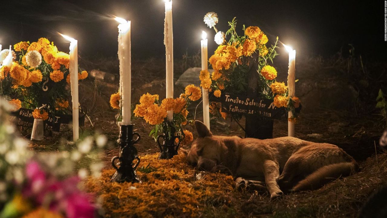 CNNE 1487124 - asi recuerdan a los difuntos en los panteones de mexico el dia de muertos