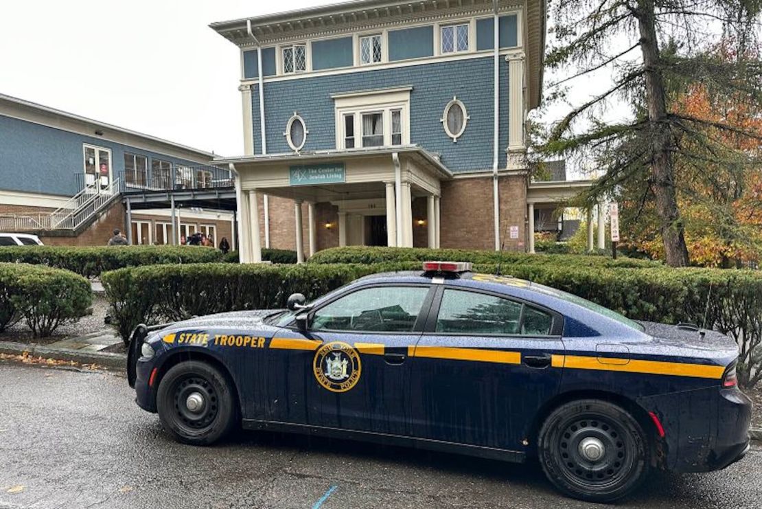 Un patrullero del Departamento de Policía del Estado de Nueva York estacionado frente al Centro para la Vida Judía de la Universidad de Cornell el lunes. 3