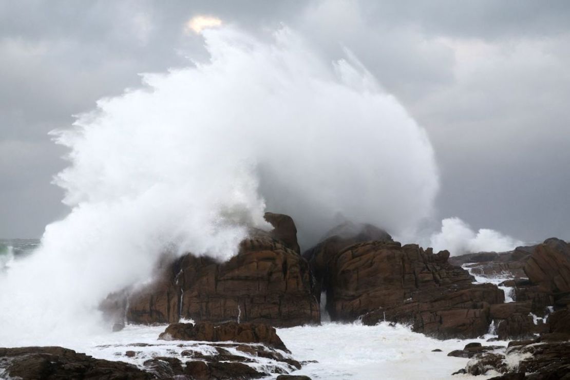 Esta fotografía muestra olas rompiendo contra las rocas en Penmarc'h, oeste de Francia, el 2 de noviembre de 2023, mientras la tormenta Ciaran azota la región.