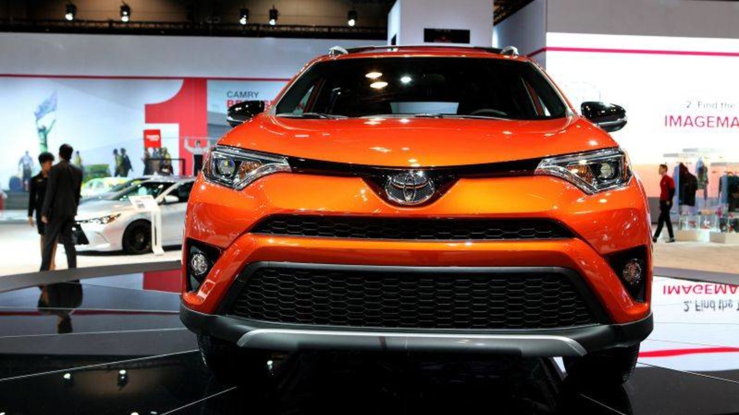 Un Toyota RAV4 en exhibición en el 108º Salón Anual del Automóvil de Chicago en McCormick Place en Chicago, Illinois, el 12 de febrero de 2016.