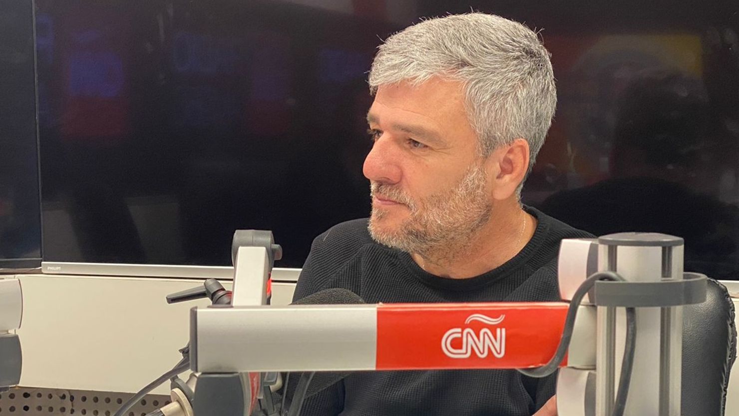 Juan Zabaleta en los estudios de CNN Radio Argentina.