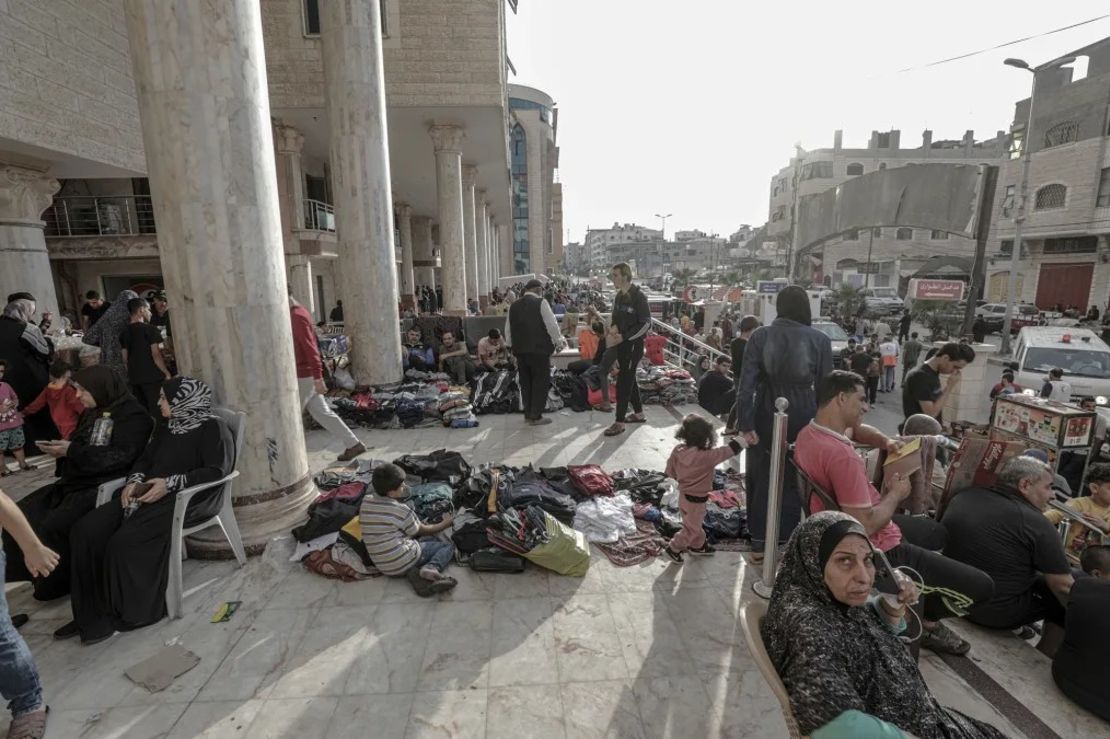 Palestinos se refugian en el Hospital Al-Quds mientras continúan los ataques israelíes, en el barrio de Tel al-Hawa de la ciudad de Gaza, Gaza, el martes. Crédito: Ali Jadallah/Anadolu/Getty Images