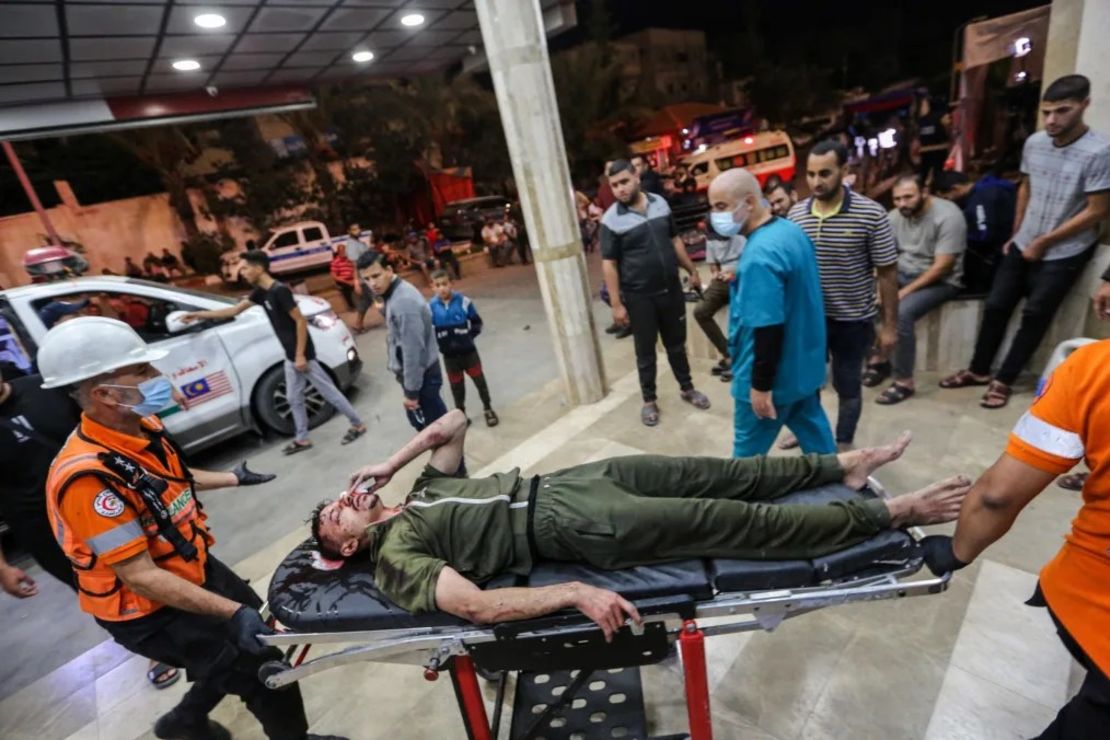 Un palestino herido en un bombardeo israelí es trasladado en camilla al Hospital Médico Nasser, en Khan Younis, Gaza, el 27 de octubre de 2023. Crédito: Ahmad Hasaballah/Getty Images