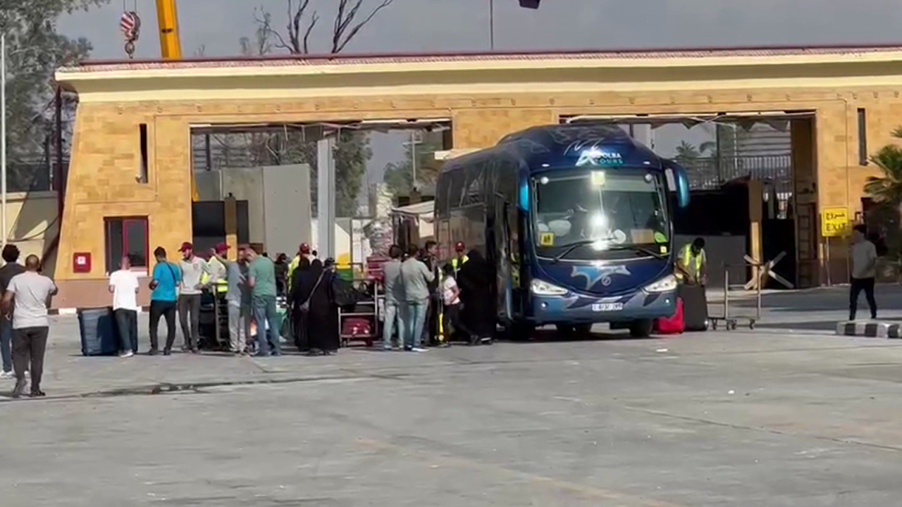 CNNE 1487547 - autorizan a extranjeros a cruzar de gaza a egipto