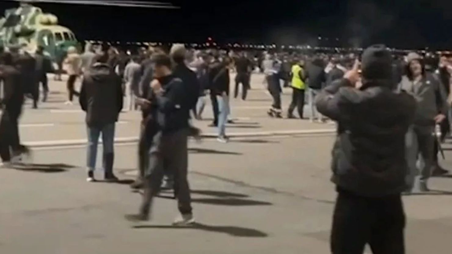 Una multitud irrumpe en la pista del aeropuerto de Makhachkala Uytash, en la sureña república rusa de Daguestán, el domingo, tras la llegada de un vuelo procedente de Tel Aviv. Crédito: Telegram