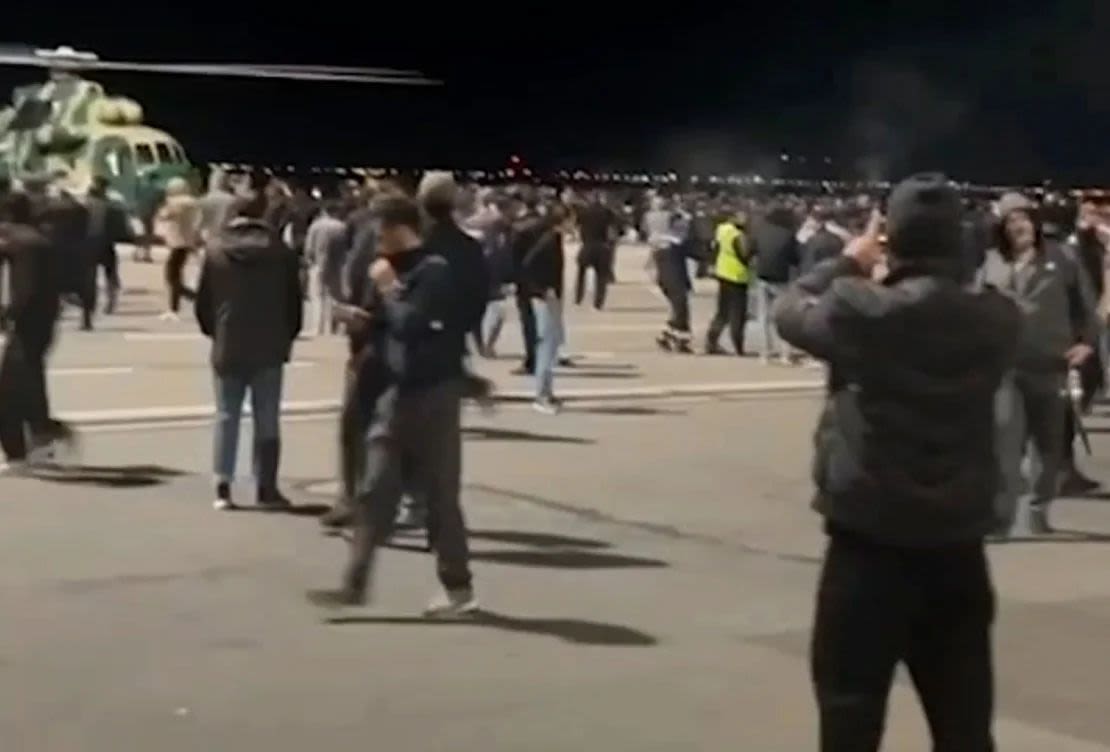 Una multitud irrumpe en la pista del aeropuerto de Makhachkala Uytash, en la sureña república rusa de Daguestán, el domingo, tras la llegada de un vuelo procedente de Tel Aviv. Crédito: Telegram