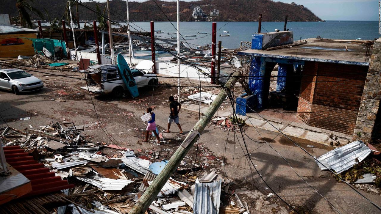 CNNE 1487692 - las playas de acapulco estan llenas de escombros por otis