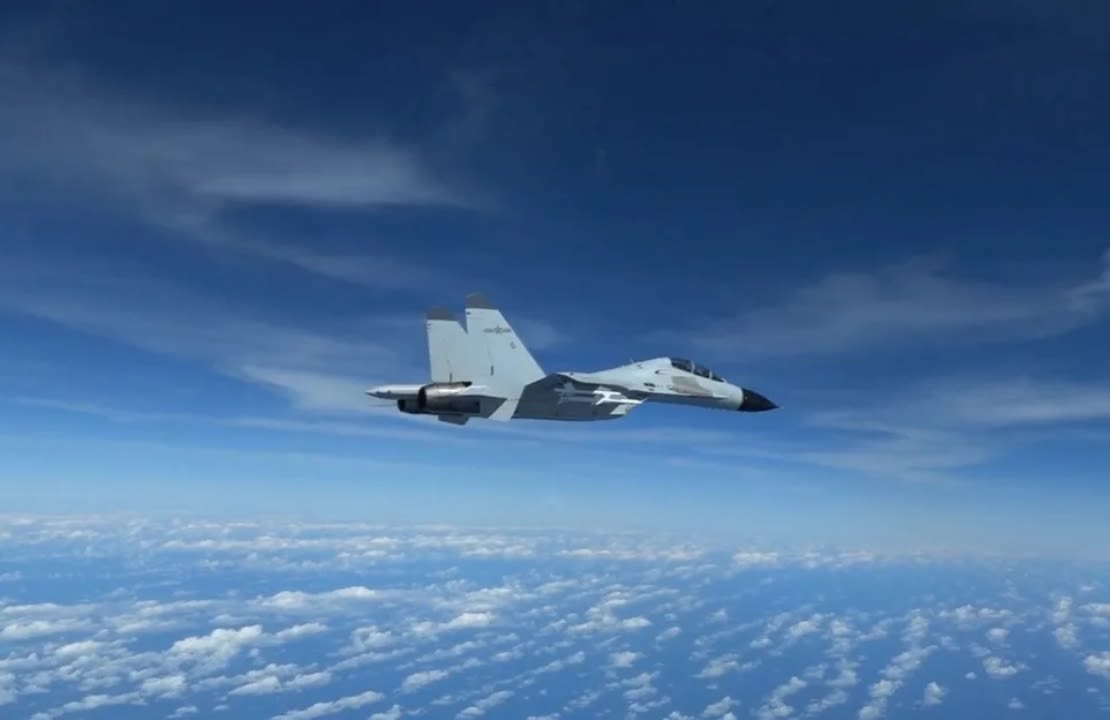 Se graba un avión de combate J-11 de la Armada china volando cerca de un avión RC-135 de la Fuerza Aérea de EE. UU. en el espacio aéreo internacional sobre el Mar de China Meridional, según el ejército de EE. UU., en una imagen fija de un video tomado el 21 de diciembre de 2022.