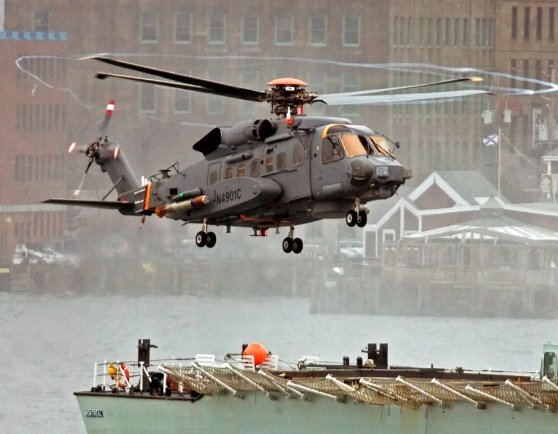 Un helicóptero militar canadiense Sikorsky CH-148 realiza vuelos de prueba con el HMCS Montreal en el puerto de Halifax el jueves 1 de abril de 2010.