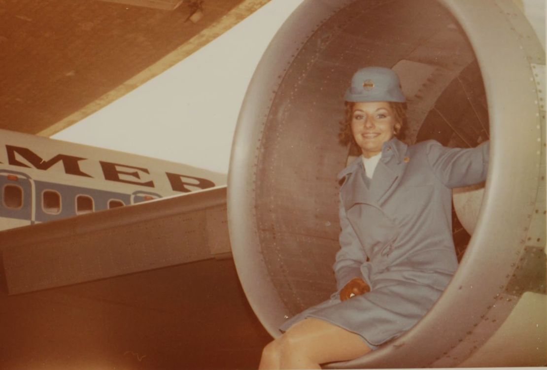 A Ilona Zahn, que aparece aquí sentada en un Boeing 707, le encantaba trabajar para Pan American Airlines. Crédito: Ilona Duncan