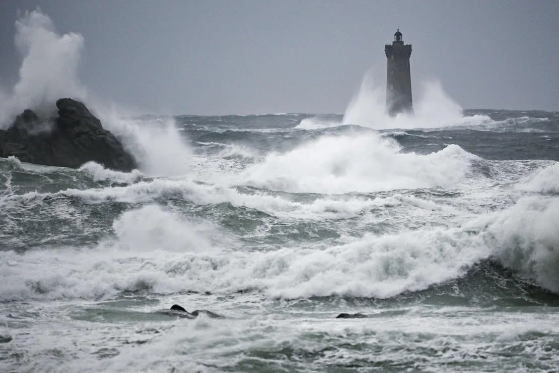 Olas rompiendo en el Phare du Four en Porspoder, oeste de Francia, el 2 de noviembre de 2023, cuando la tormenta Ciarán llegó a la región.