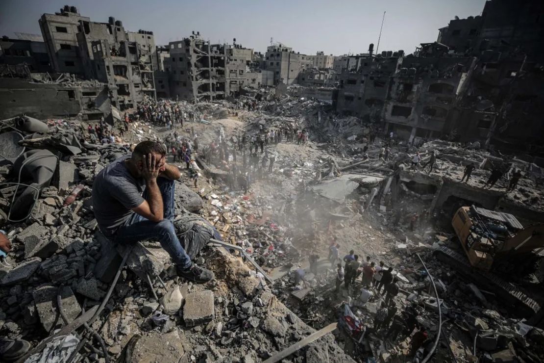 Un hombre sentado sobre los escombros mientras los palestinos llevan a cabo una operación de búsqueda y rescate tras el segundo bombardeo al campo de refugiados de Jabalia, en la ciudad de Gaza, el 1 de noviembre. Crédito: Ali Jadallah/Anadolu/Getty Images