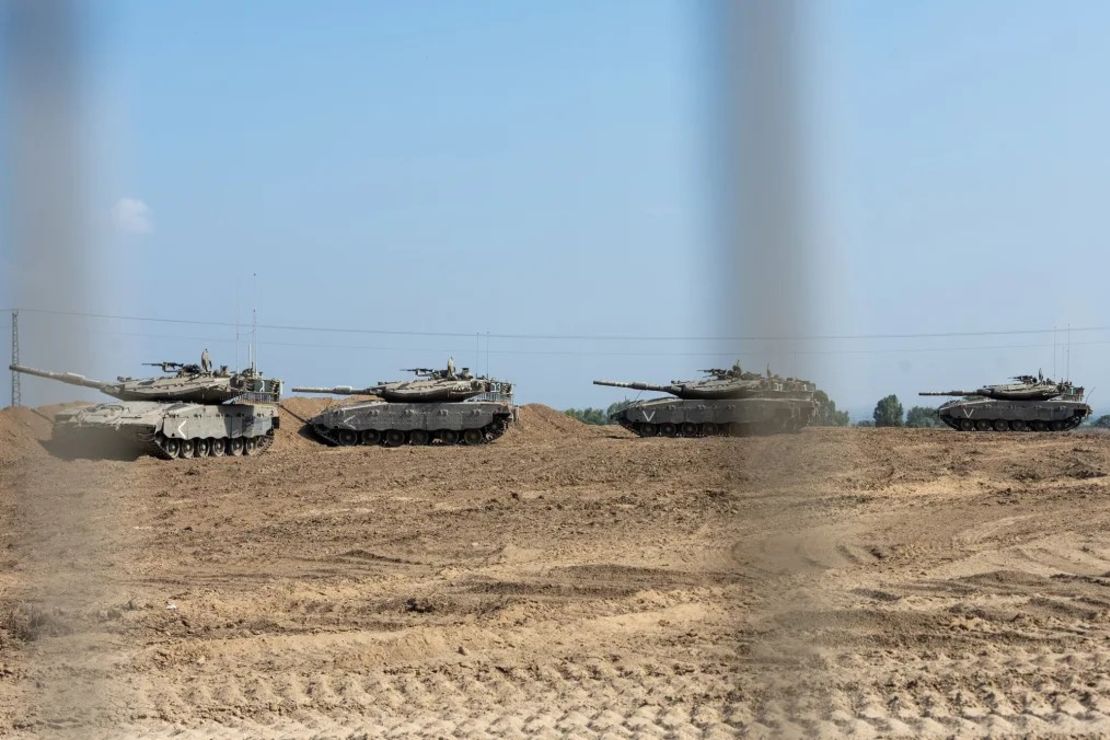 Tanques en movimiento en Israel, cerca de la frontera con Gaza, el 1 de noviembre. Crédito: Alexi J. Rosenfeld/Getty Images