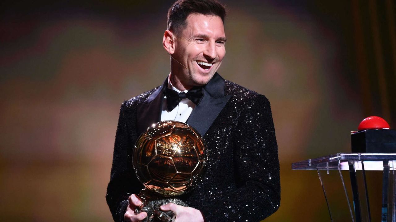 CNNE 1488066 - messi llevo su balon de oro a miami- asi lo recibieron-