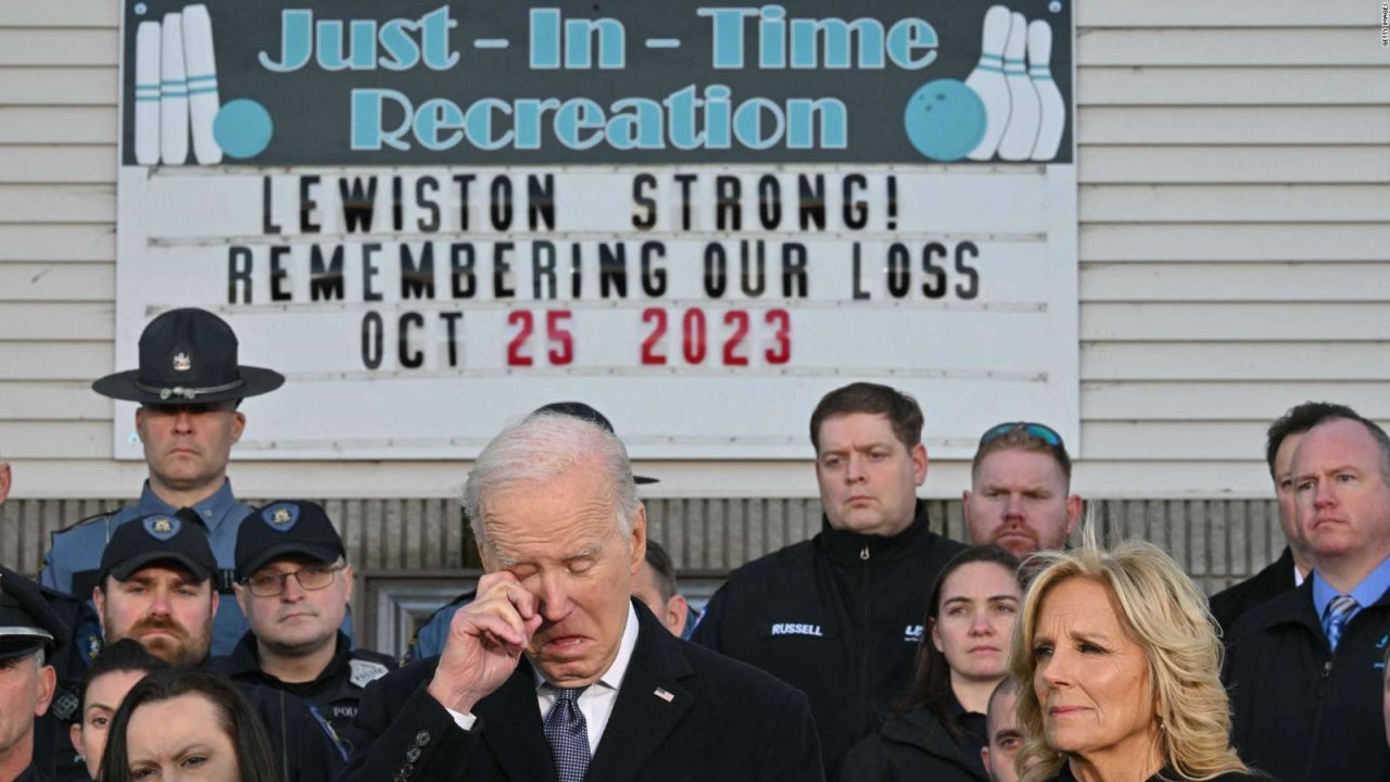 CNNE 1488144 - biden visita a las familias de las victimas de maine