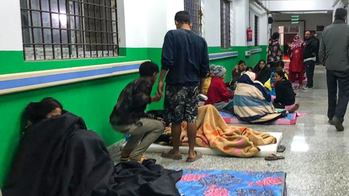 Supervivientes del terremoto en un pasillo del hospital del distrito de Jajarkot, en Nepal, el 4 de noviembre de 2023.