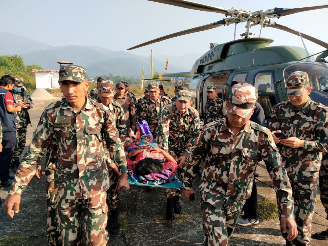 Personal del ejército transporta a un herido en una camilla tras un terremoto en Jajarkot, Nepal, 4 de noviembre de 2023.