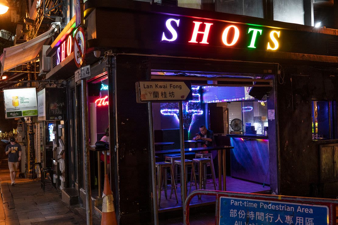 Un hombre sentado en un bar de Lan Kwai Fong, el famoso centro de la vida nocturna de Hong Kong.