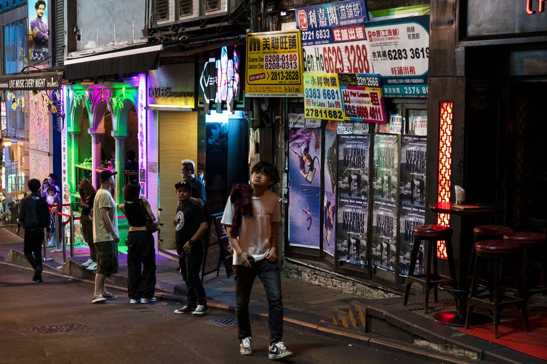 Un hombre pasa junto a un bar cerrado en una calle casi vacía del Soho de Hong Kong.