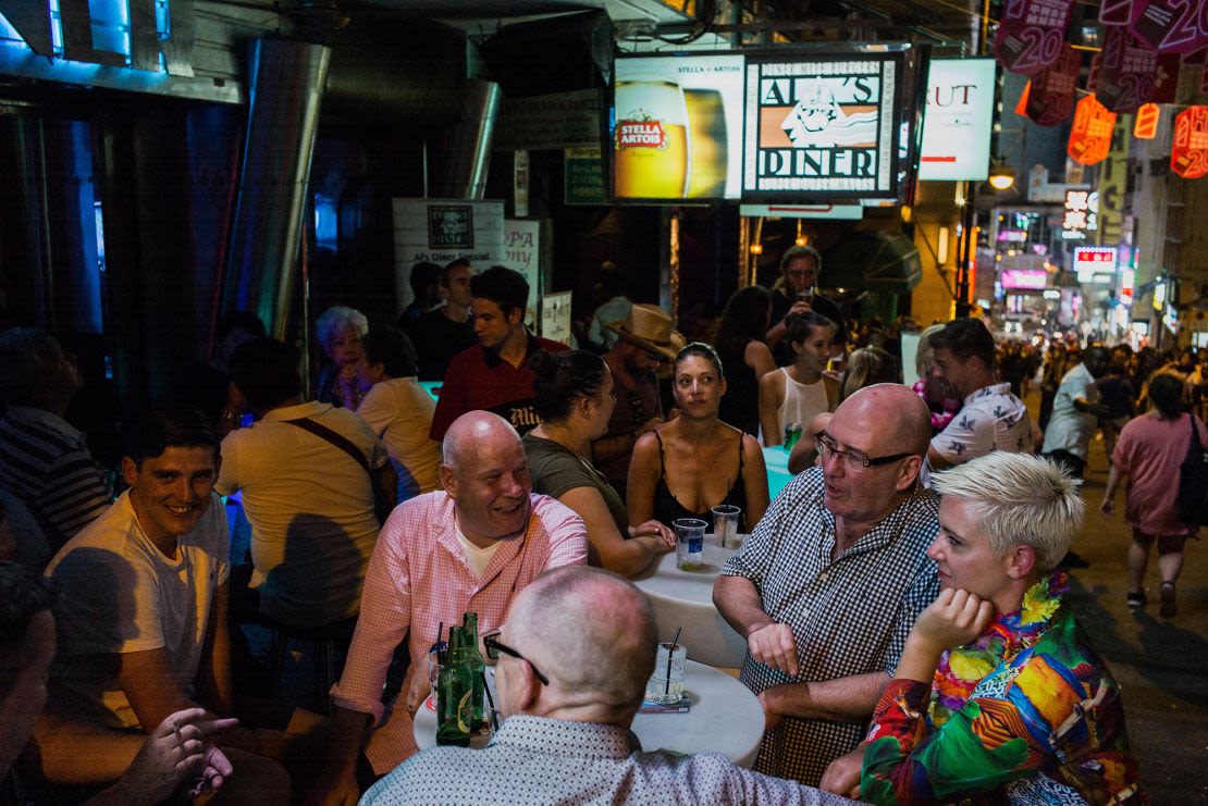 Lan Kwai Fong durante su apogeo en 2017.