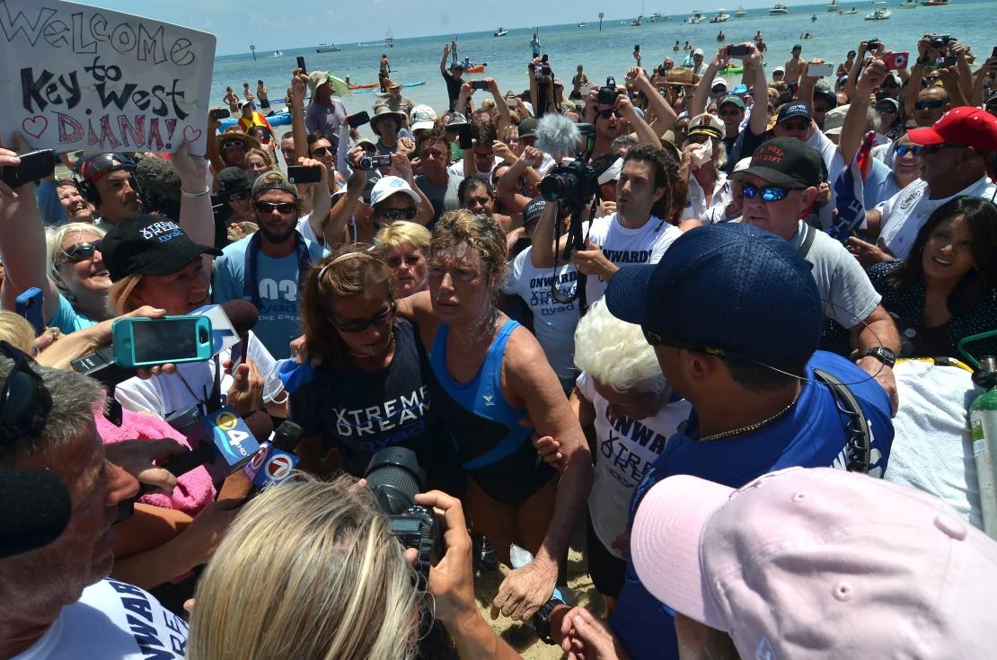 La nadadora estadounidense Diana Nyad (centro) llega, después de 52 horas en el agua desde La Habana, a la costa de Key West en Florida el 2 de septiembre de 2013.