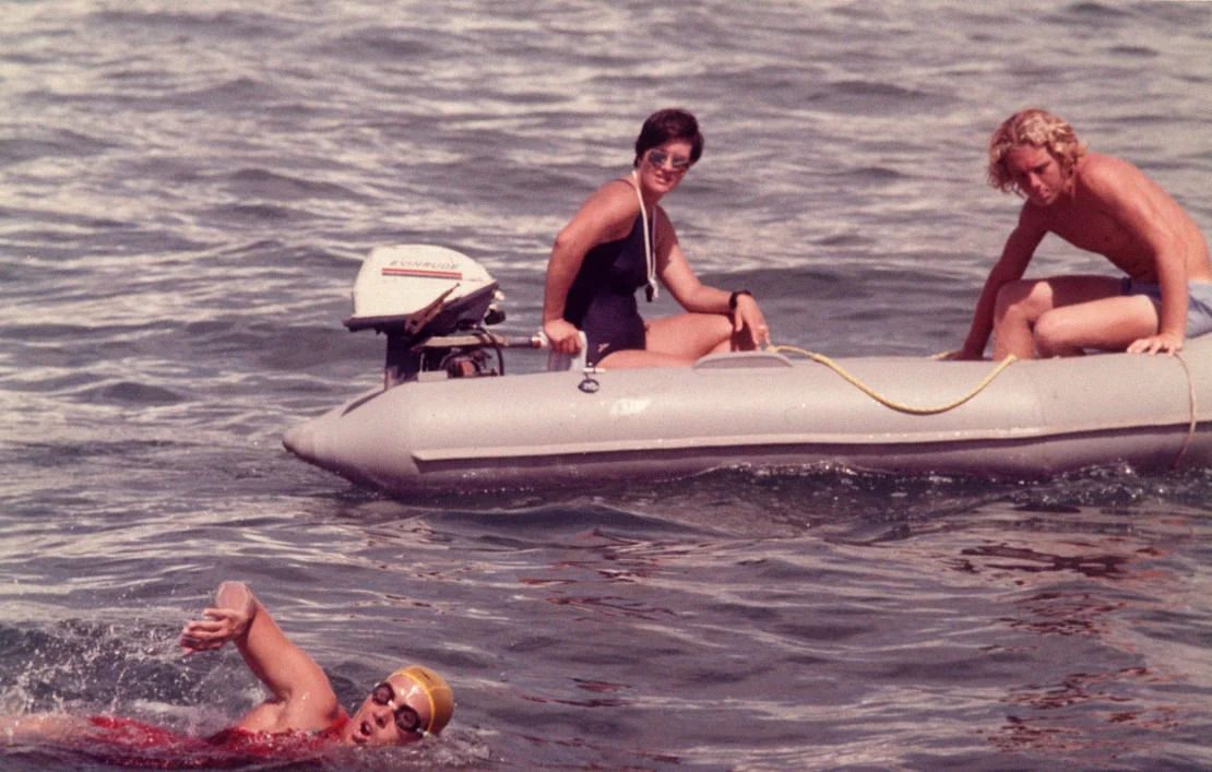 Diana Nyad nada bajo la atenta mirada de la entrenadora Margie Carroll, izquierda, y el salvavidas Michael McNamee en las aguas de Miami Beach, Florida, el 28 de junio de 1978, mientras se prepara para nadar 130 millas de Cuba a Florida. Kathy Willens/AP