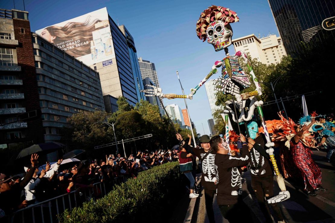 La gente participa en el Desfile del Día de Muertos en la Ciudad de México, el 4 de noviembre de 2023.