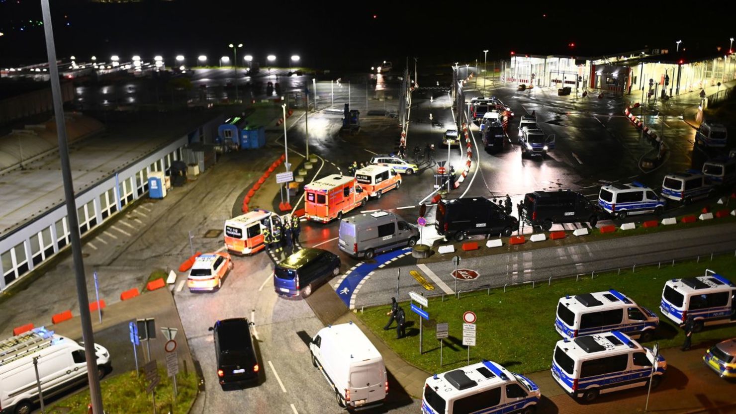 Vehículos policiales y ambulancias llegan al lugar de un fallo de seguridad en el aeropuerto de Hamburgo el sábado 4 de noviembre de 2023, en Hamburgo, Alemania.