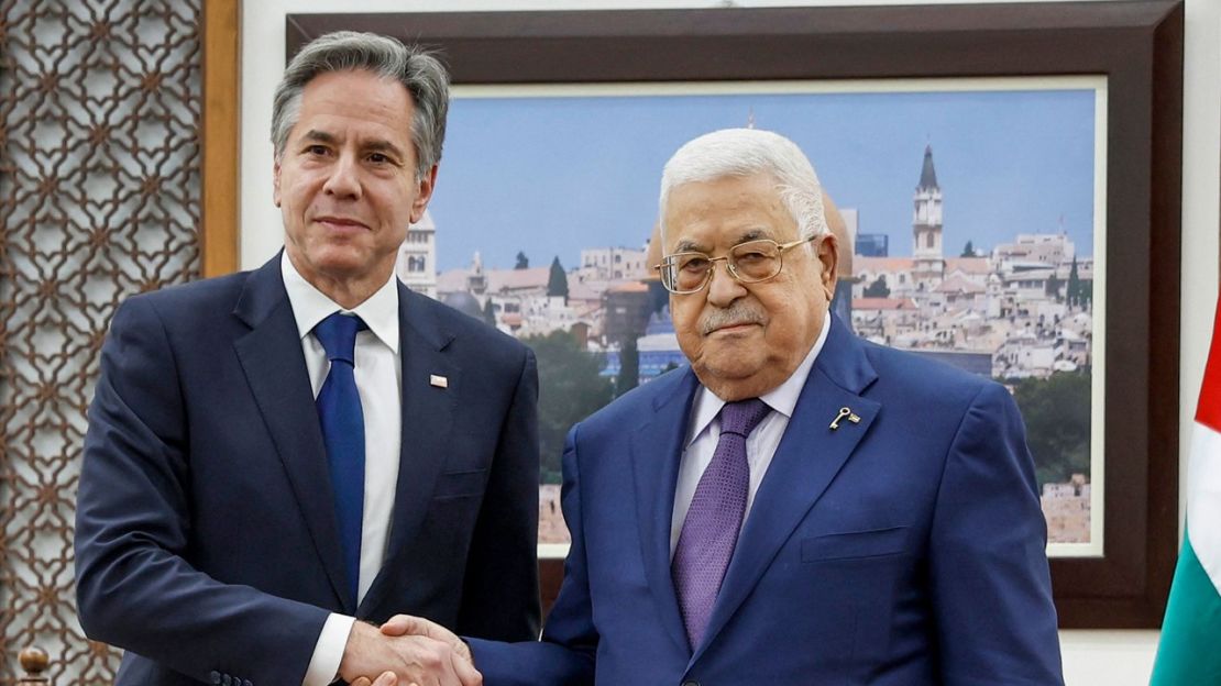 El secretario de Estado de EE.UU., Antony Blinken, se reúne con el presidente del Gobierno Autónomo Palestino, Mahmoud Abbas, en la ciudad de Ramallah el 5 de noviembre de 2023, en medio de los combates entre Israel y el grupo extremista Hamas.