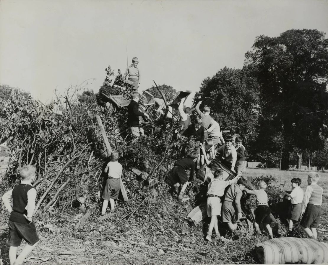 Fotografía de 1955 que muestra a los niños de una escuela de Surrey, Inglaterra, preparando la hoguera de la noche de Guy Fawkes.