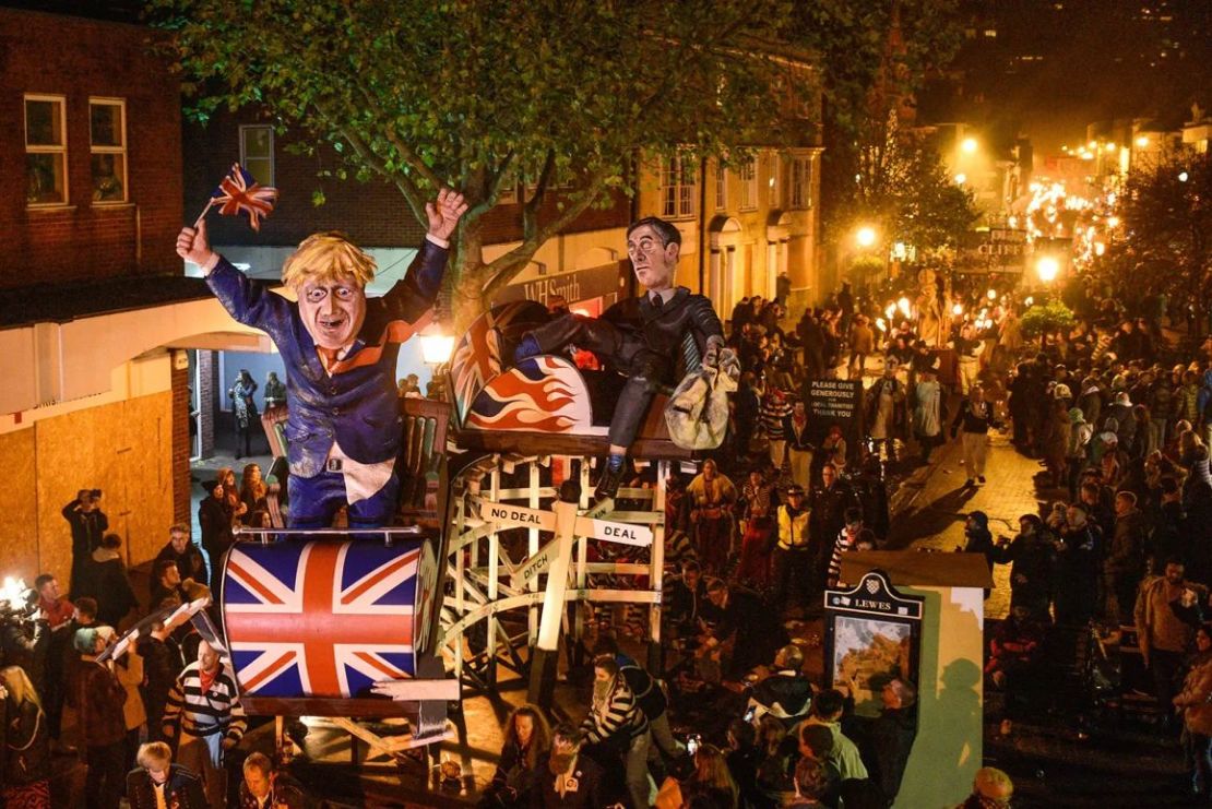 Efigies del exprimer ministro del Reino Unido Boris Johnson y del también político conservador británico Jacob Rees-Mogg desfilan por las calles de Lewes durante las tradicionales celebraciones de la Noche de las Hogueras en 2019.