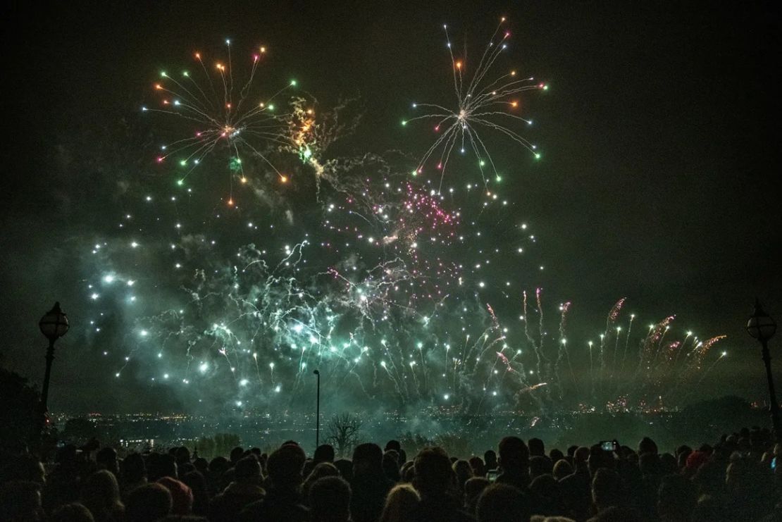 Una multitud observa un espectáculo de fuegos artificiales como parte de las celebraciones de la Noche de Guy Fawkes en el Alexandra Palace de Londres en 2021.