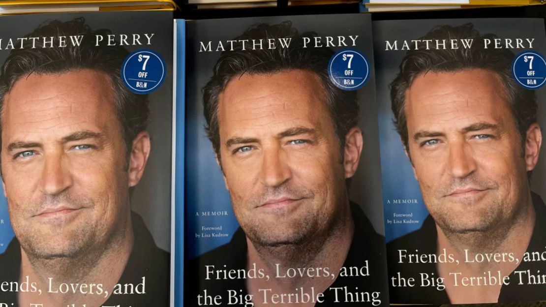 "Friends, Lovers, and the Big Terrible Thing", memorias de Matthew Perry, publicadas en 2022.