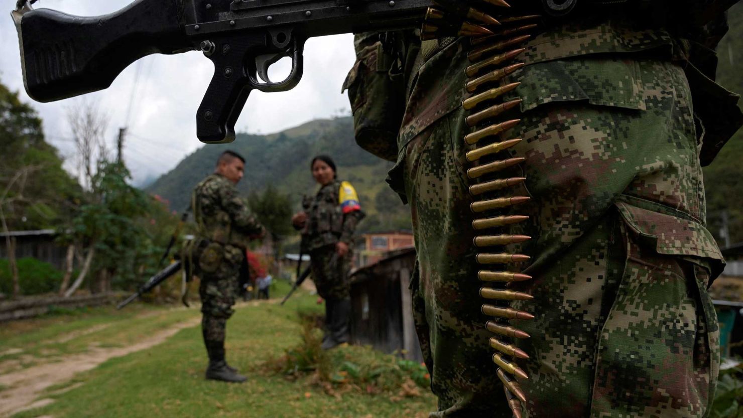 Disidentes guerrilleros de las FARC EP hacen guardia durante la liberación del soldado colombiano Juan David Estrada en la zona rural de Tacueyo, departamento del Cauca, Colombia, el 26 de septiembre de 2023. Crédito: JOAQUIN SARMIENTO/AFP vía Getty Images