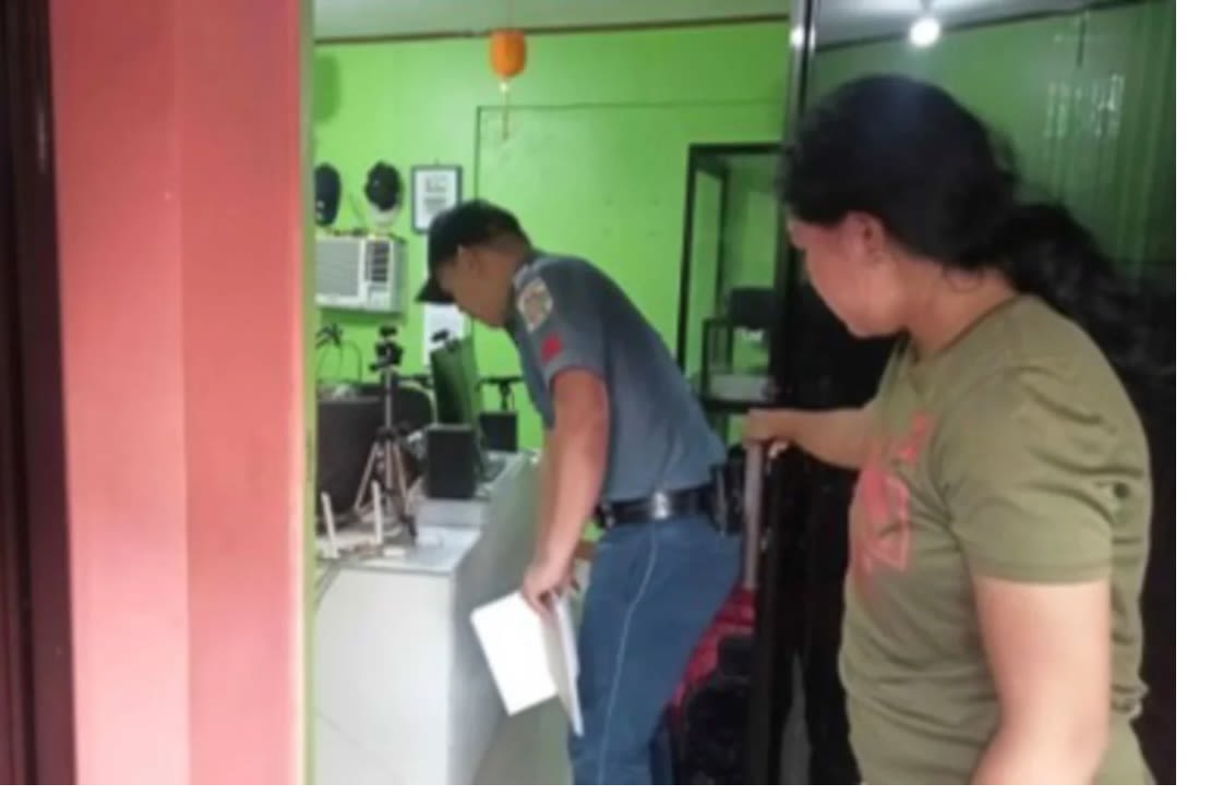 Un oficial de policía inspecciona el área donde un locutor de radio recibió un disparo mortal en su estación local en Calamba, provincia de Misamis Occidental, en el sur de Filipinas, el 5 de noviembre de 2023.