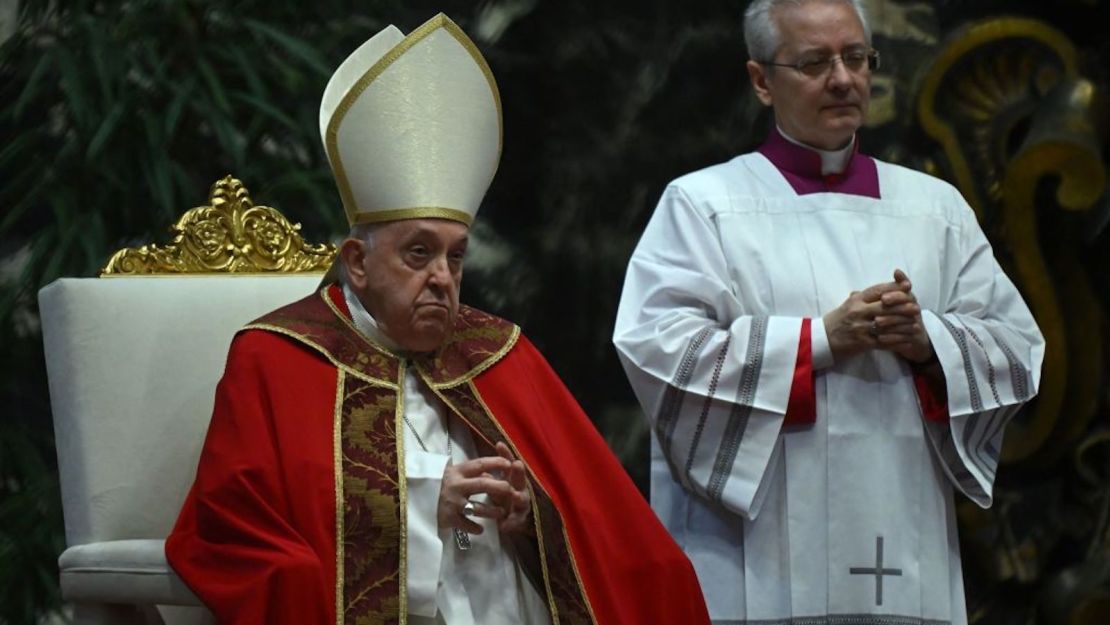 Foto de archivo. El Papa Francisco dirige una misa en memoria del Sumo Pontífice Benedicto XVI y de los cardenales y obispos fallecidos a lo largo del año en la basílica de San Pedro del Vaticano, el 3 de noviembre de 2023.