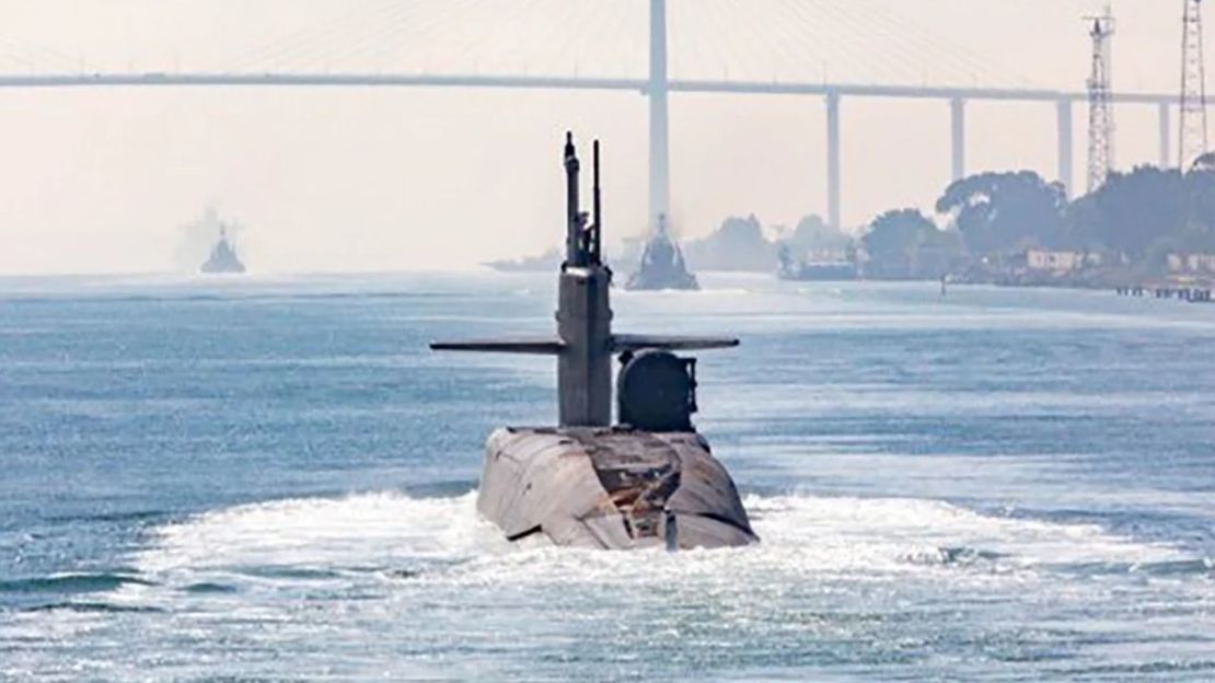 Una imagen compartida por el Mando Central de Estados Unidos parece mostrar un submarino con misiles guiados en el Canal de Suez pasando bajo el puente Al Salam al noreste de El Cairo.