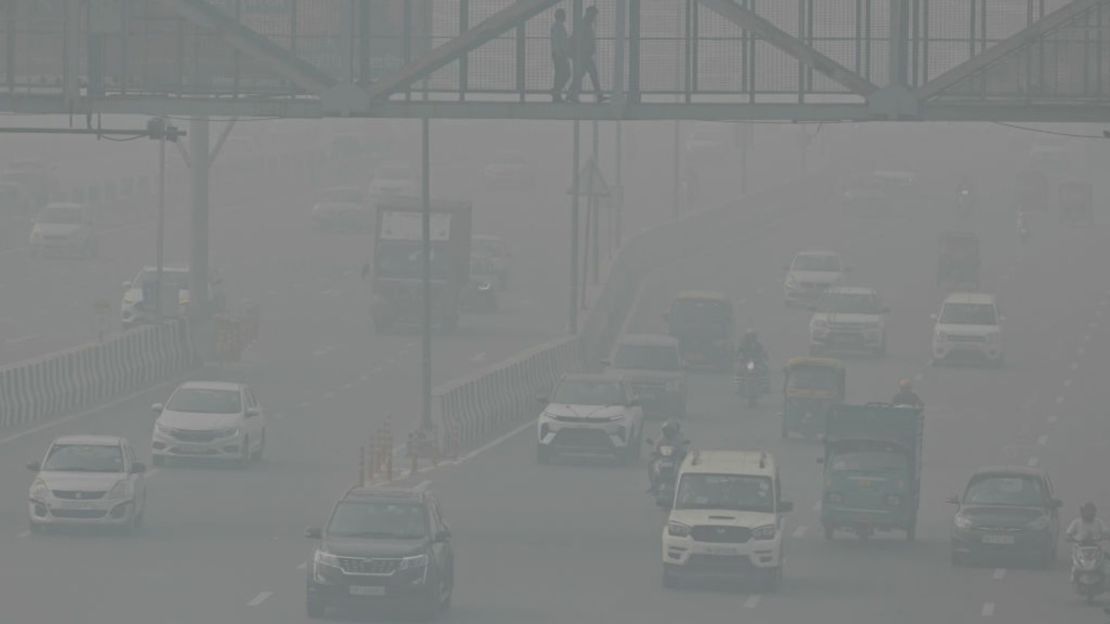 Viajeros recorren una carretera en medio de una intensa contaminación en Nueva Delhi el 5 de noviembre de 2023.