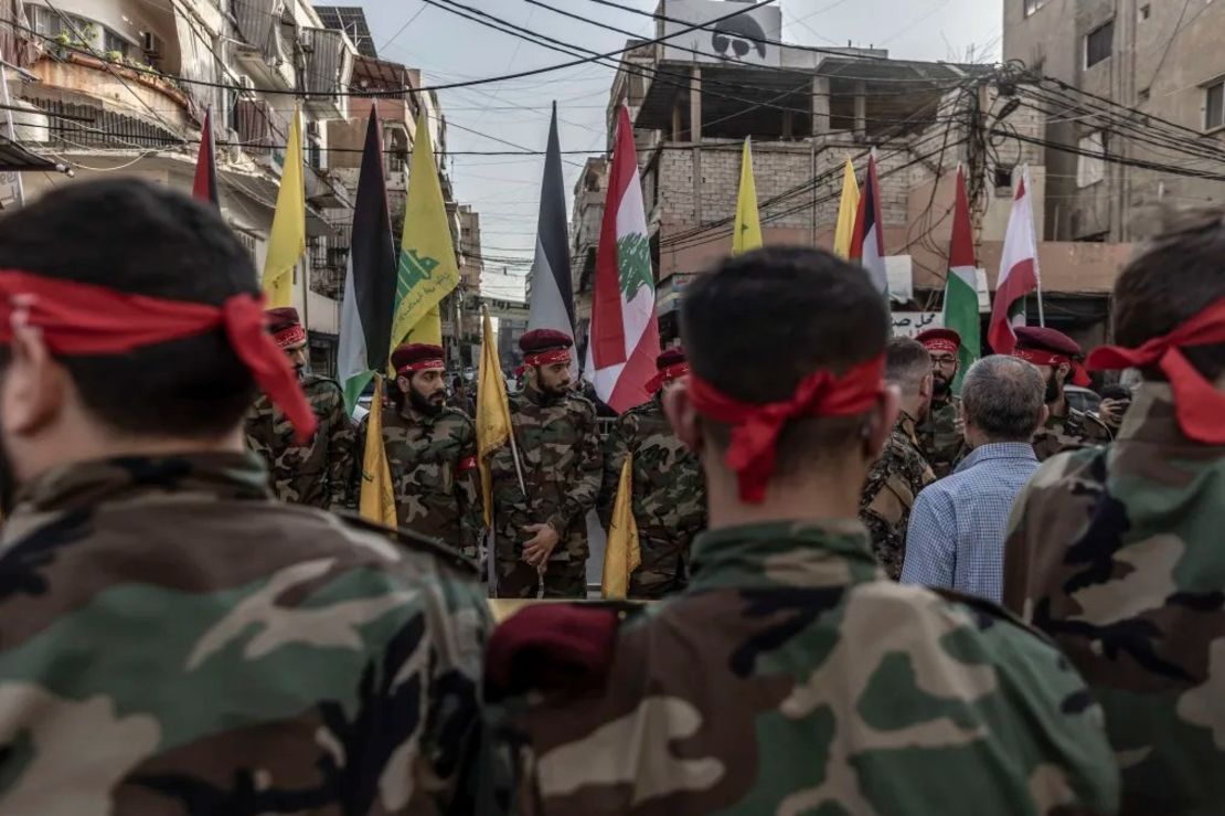 Simpatizantes de Hezbollah en formación militar momentos antes del funeral de un combatiente muerto en un enfrentamiento con las fuerzas israelíes, el mes pasado, en el sur del Líbano. Crédito: Manu Brabo/Getty Images