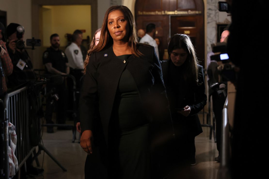 En esta fotografía del 17 de octubre, la fiscal general Letitia James sale de la sala de la corte durante el juicio civil por fraude del expresidente Donald Trump en la Corte Suprema de Nueva York.