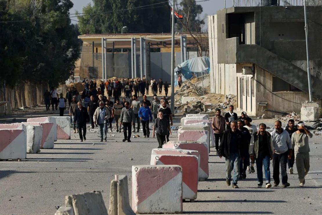 Trabajadores palestinos, que se encontraban en Israel durante los atentados del 7 de octubre de Hamas, llegan a la frontera de Rafah tras ser devueltos por Israel hacia Gaza, en el sur del territorio, el 3 de noviembre de 2023. Crédito: Ibraheem Abu Mustafa/Reuters