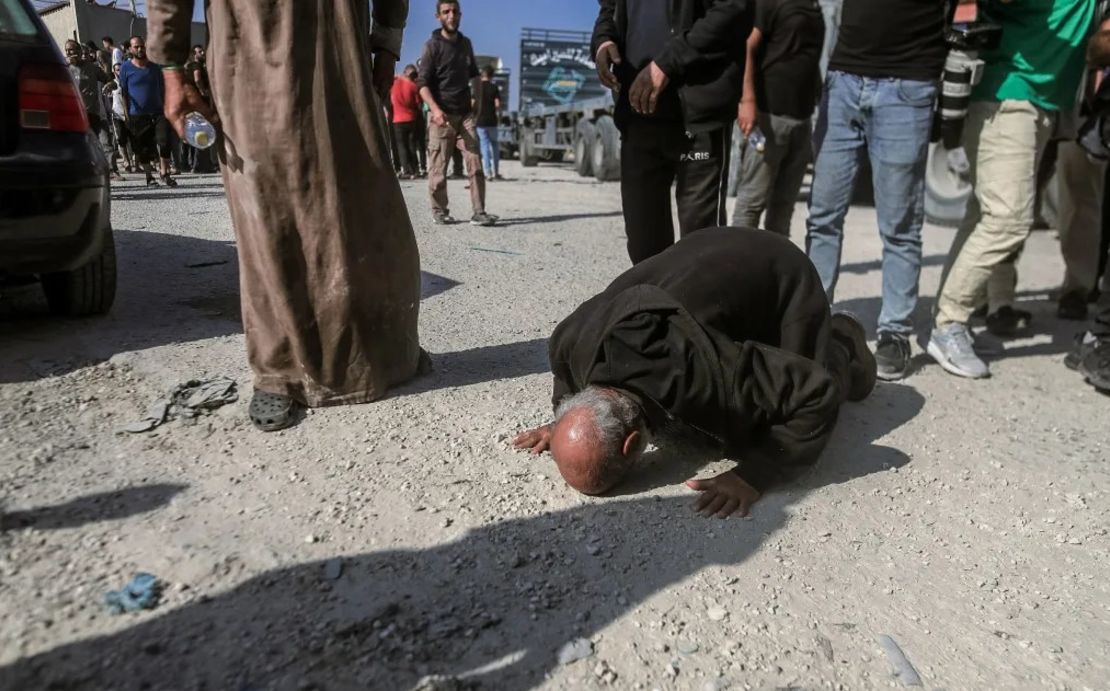 Trabajadores palestinos deportados por Israel regresan a Gaza en Rafah, Gaza, el 3 de noviembre de 2023. Crédito: Mohammed Zaanoun/Medio Oriente Images/AFP/Getty Images