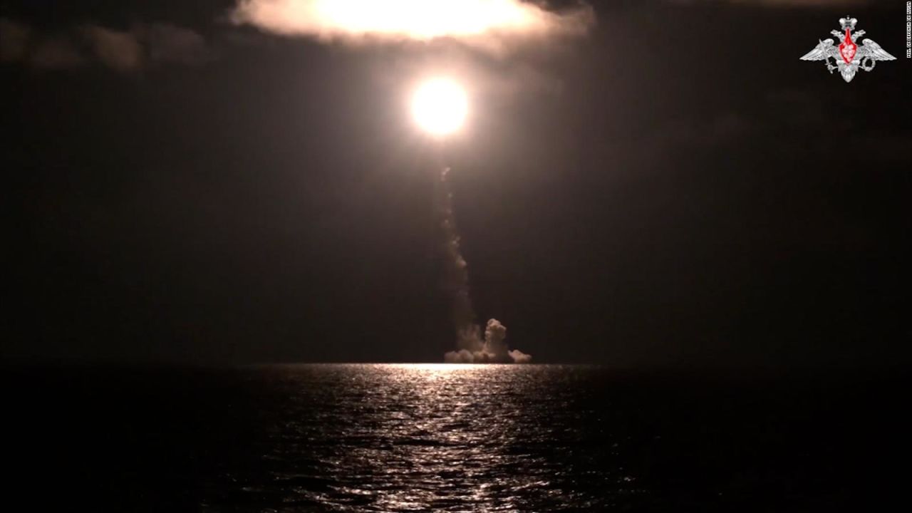 CNNE 1500811 - rusia prueba misil balistico intercontinental desde un crucero submarino