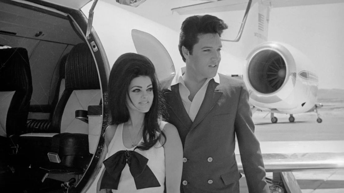 Elvis y Priscilla Presley, que se conocieron mientras Elvis estaba en el ejército, fotografiados después de su boda en Las Vegas en 1967.