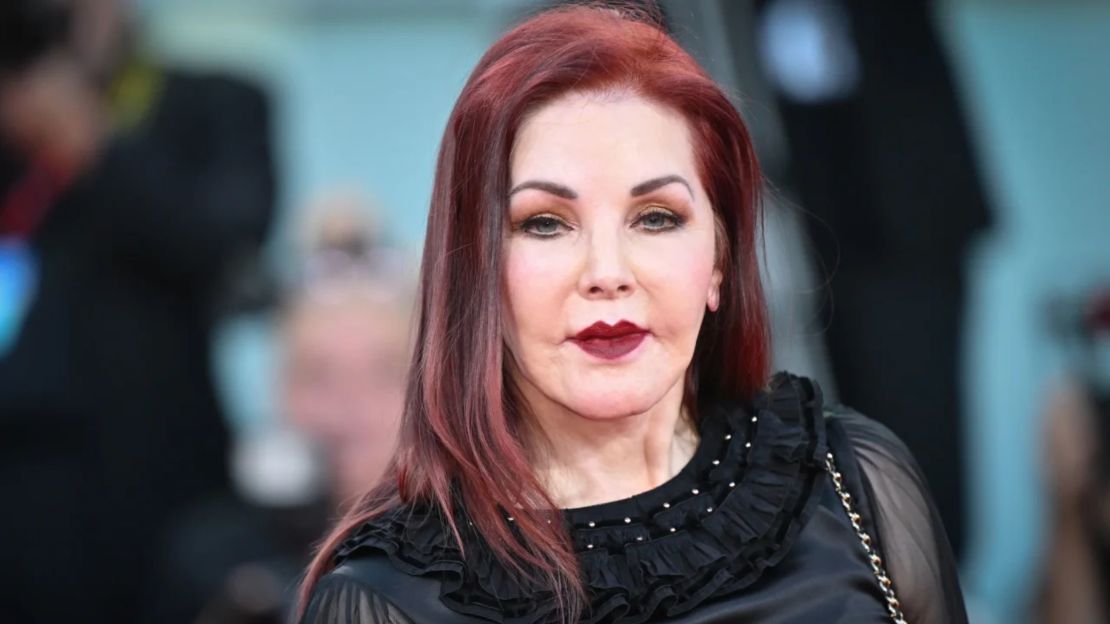 Priscilla Presley asiste a la alfombra roja de la película "Priscilla" en el 80º Festival Internacional de Cine de Venecia en septiembre.