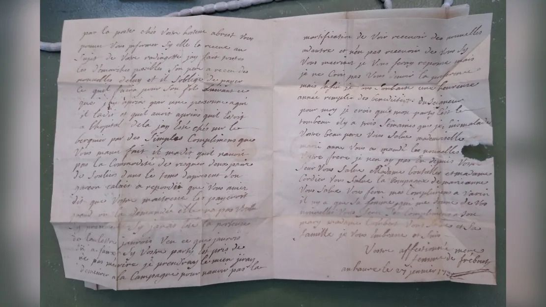 Marguerite, la madre de 61 años de un joven marinero llamado Nicolas Quesnel, le dictó una carta diciéndole que estaba "para la tumba"