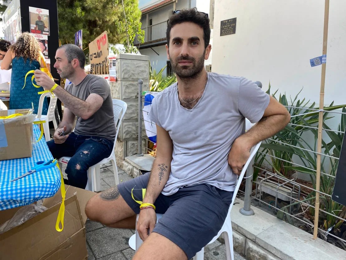 Yoav Peled, que estaba repartiendo cintas amarillas a la gente que pasaba por un lugar de reunión de los familiares de los rehenes, en Tel Aviv, en la foto del 2 de noviembre. Ivana Kottasova/CNN