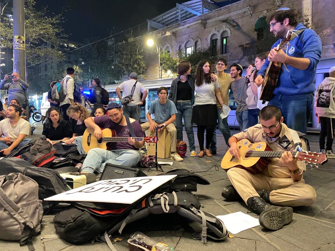 Yonatan Rapaport, en el centro, toca la guitarra en una reunión de jóvenes israelíes, en Jerusalén, el jueves 2 de noviembre. Ivana Kottasova/CNN