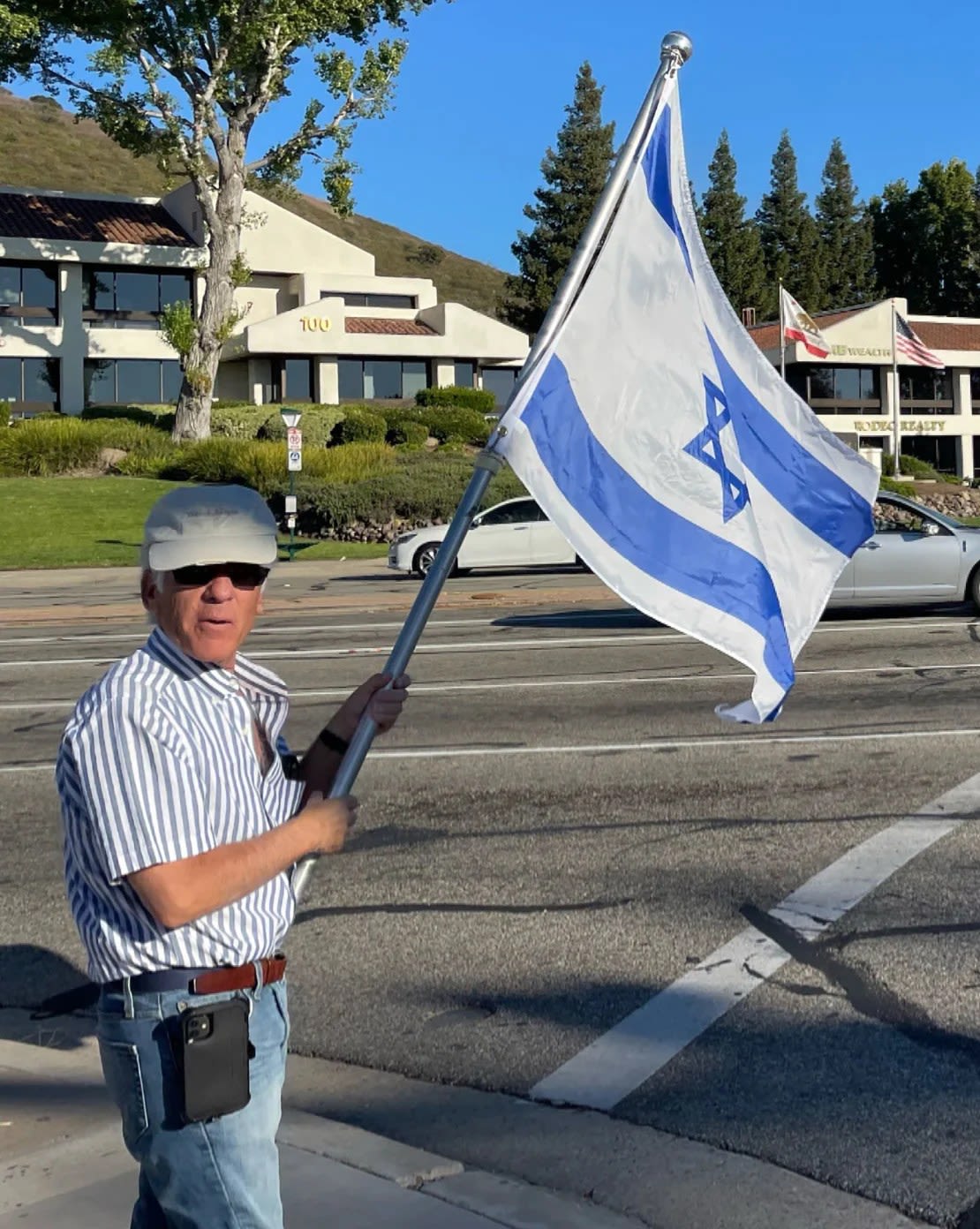 Esta foto, tomada el domingo, muestra a Paul Kessler sosteniendo una bandera israelí en la intersección donde más tarde tendría lugar el altercado.