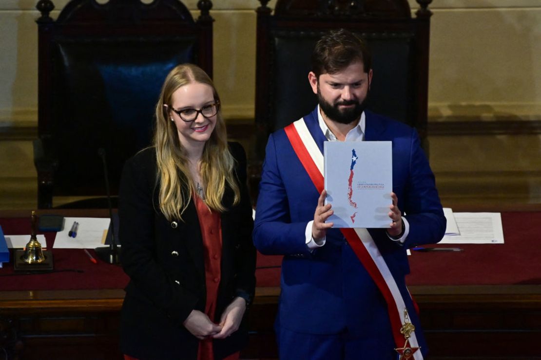 El presidente de Chile, Gabriel Boric recibe el texto de la nueva Constitución propuesta de manos de la presidenta del Consejo Constitucional, Beatriz Hevia, en Santiago el 7 de noviembre de 2023. Crédito: PABLO VERA/AFP vía Getty Images.